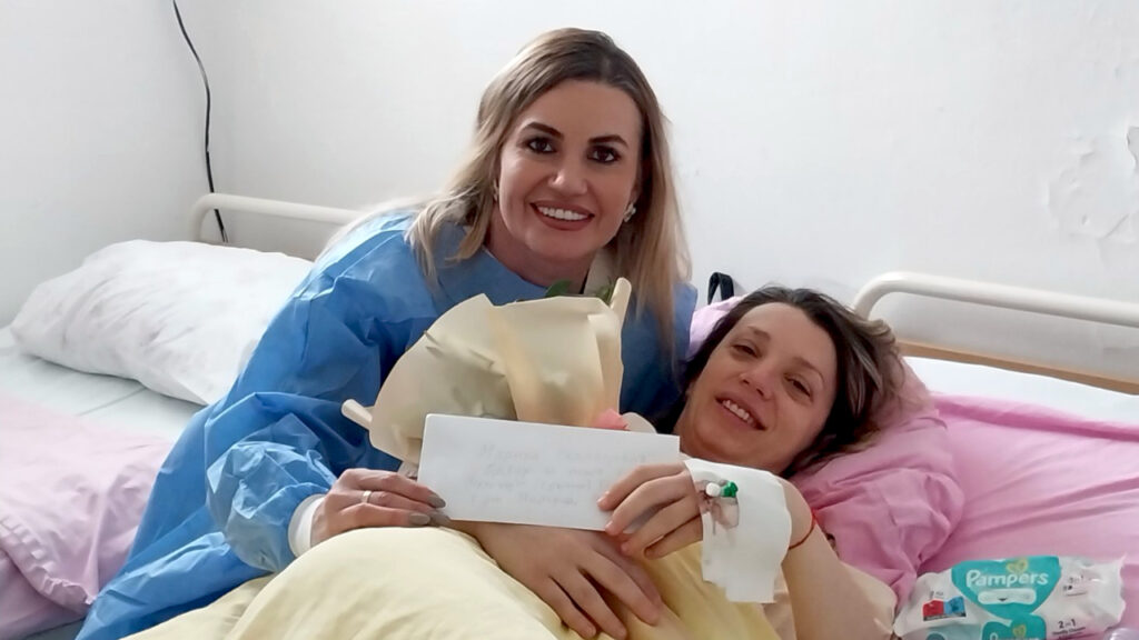 Uručen poklon za prvu bebu u srpskim sredinama u Novoj godini Uručen poklon za prvu bebu u srpskim sredinama u Novoj godini (Foto Odbor za pomoć KiM)
