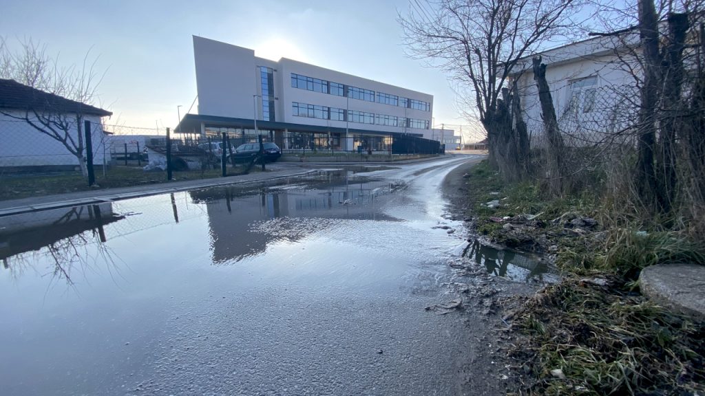 Voda danima plavi ulicu Cara Dušana u Lapljem Selu, nadležni ne reaguju Voda danima plavi ulicu Cara Dušana u Lapljem Selu (Foto: Radio Kim)