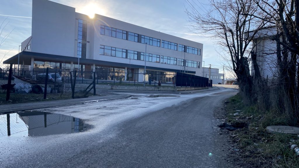 Voda više ne teče ulicom Cara Dušana, ali su šahte otvorene Voda više ne teče ulicom Cara Dušana, ali... (Foto Kim)