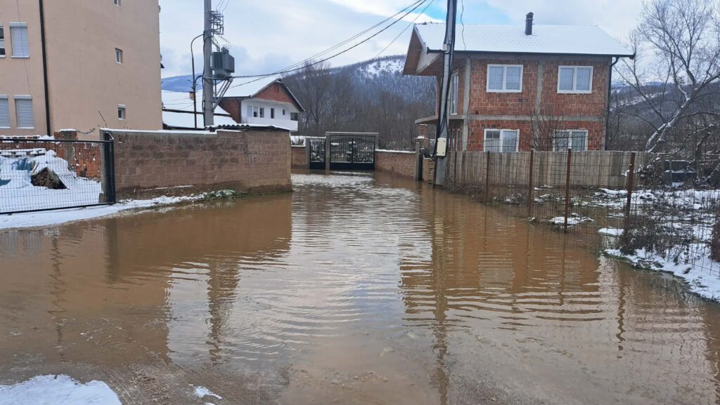Ibar se sinoć izlio u delu Bošnjačke mahale u Sevrnoj Mitrovici Ibar se sinoć izlio u delu Bošnjačke mahale u Sevrnoj Mitrovici