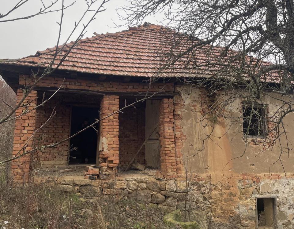 Policija zaplenila oružje, municiju i ručne bombe u napuštenoj kući u Joševiku