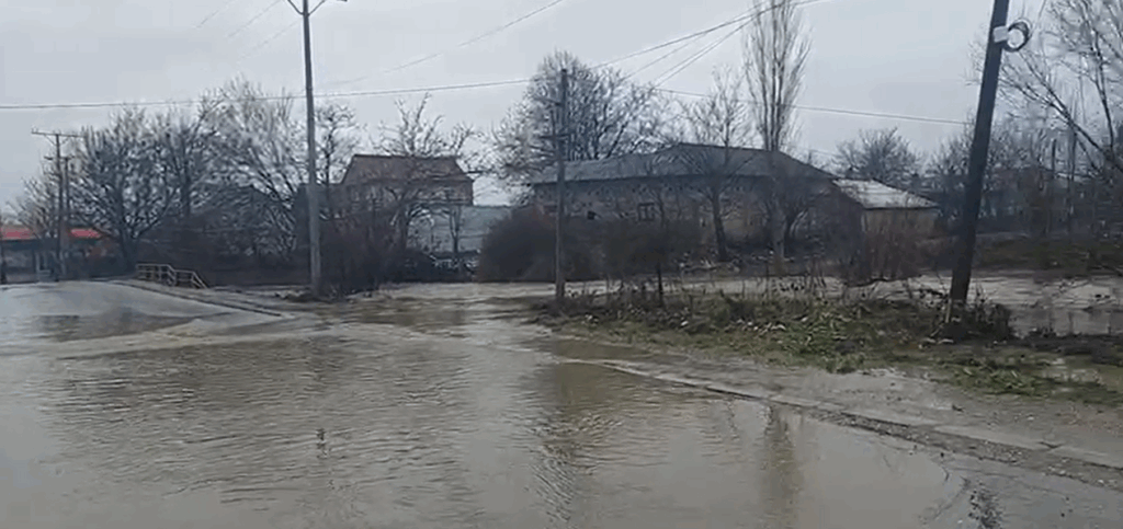 Poplave u Preocu, na delu puta od Lapljeg Sela ka Ugljaru.