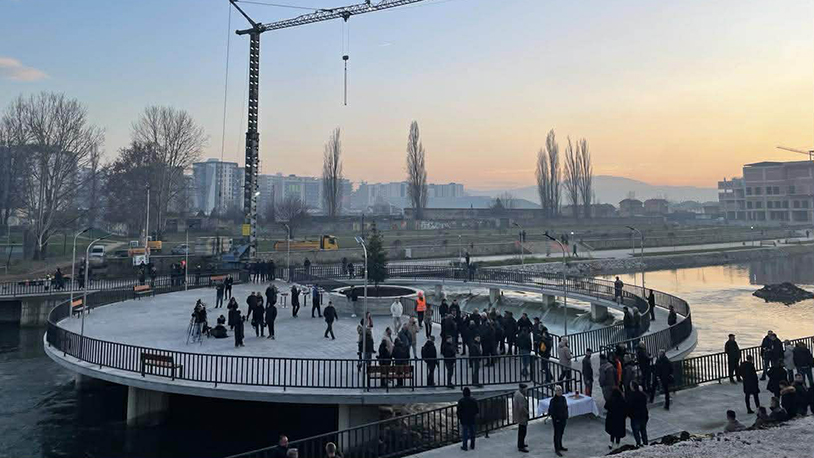 Godišnjica februarskog nasilja u Severnoj Mitrovici Novi pešački most između Severne i Južne Mitrovice, ilustracija (Foto KoSSev)