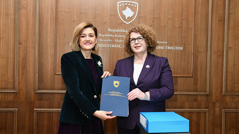 Kusari Ljilja preuzela dužnost ministarke industrije i trgovine Mimoza Kusari Ljila i Rozeta Hajdari (Foto Ministarstvo industrije, preduzetništva, trgovine)