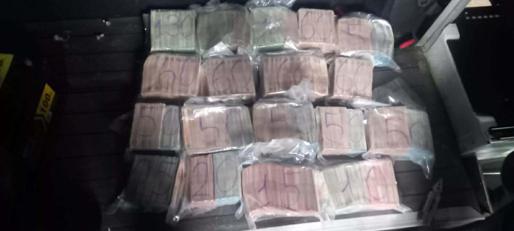Merdare: U podu kombija pronađeno million evra Milion evra pronađeno u kombiju na Merdaru (Foto Carina Kosova)