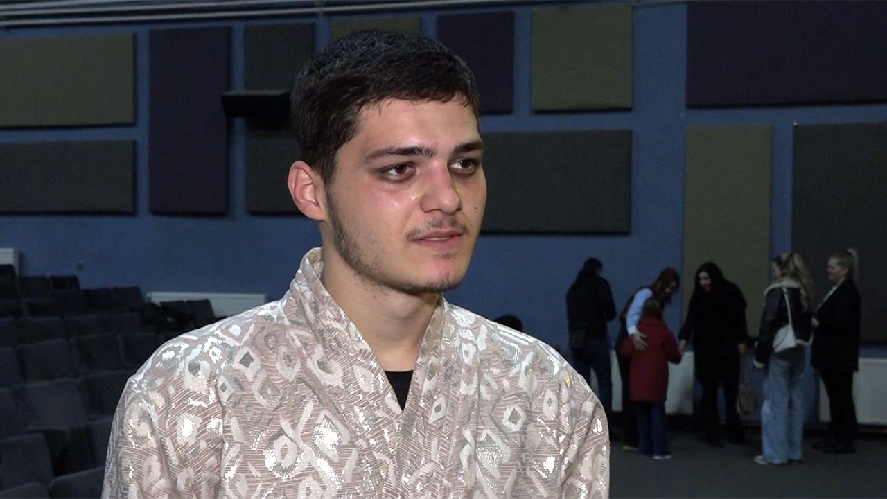 Aleksa Mirić nakon premijere predstave „Čarobnjak iz Oza“ u Gračanici (Foto Kim)