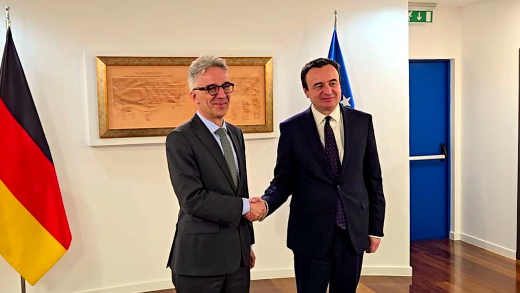 Ambasador Nemačke Rudolf uručio Kurtiju čestitku kancelara Merca