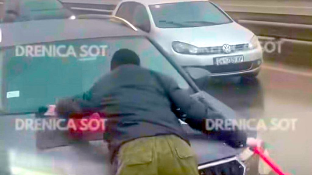 Automobil beogradskih registracija zaustavljen u Glogovcu i prekriven zastavom OVK Automobil beogradskih registracija zaustavljen u Glogovcu i prekriven zastavom OVK (Foto printskrin@Drenica Sot)