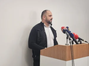 Gradonačelnik Severne Mitrovice Milan Radojević na današnjoj konferenciji za medije (Foto Alternativna)
