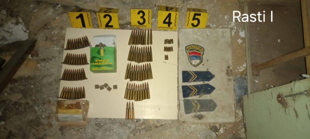 Policija u tri napuštena objekta na severu Kosova zaplenila municiju, ručne bombe... (Foto Kosovska policija)