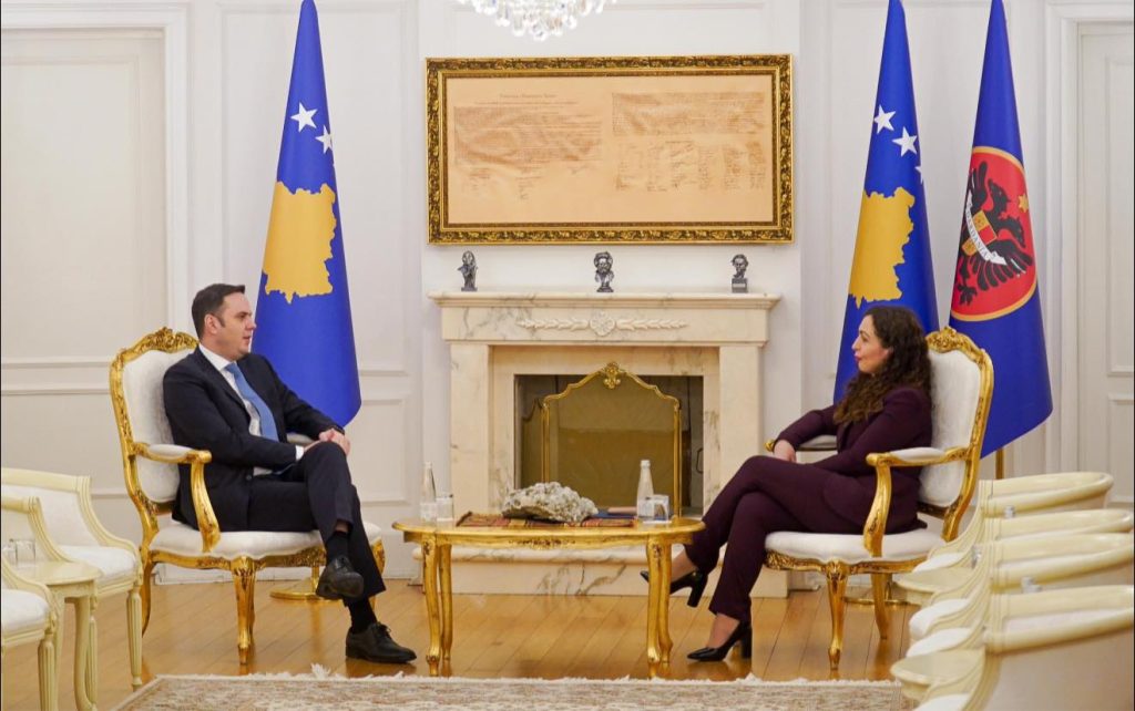 Haradinaj i Abdidžiku sa Osmani: Podrška učešću Kosova u Odboru za mir (Foto Ljumir Abdidžiku)