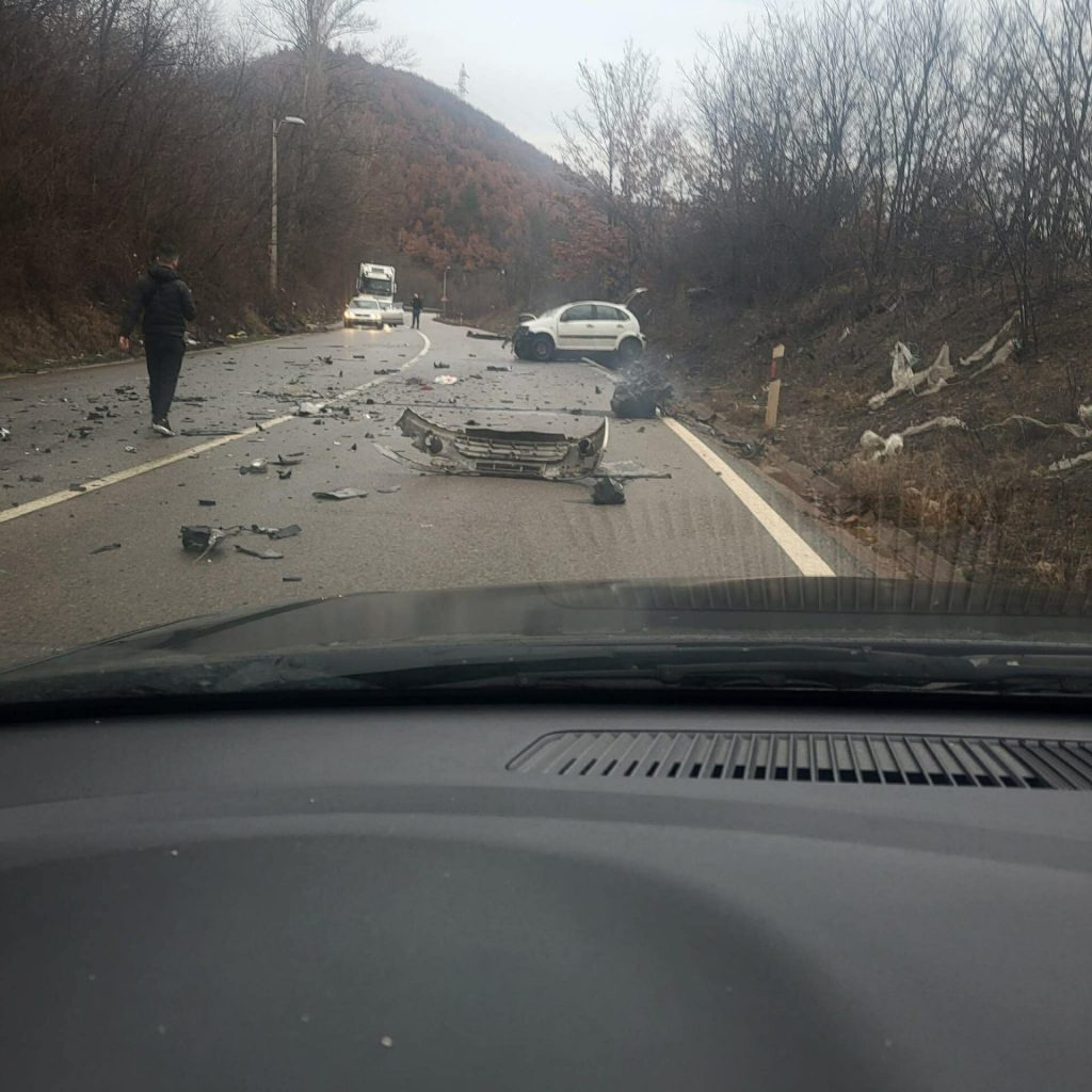 Teška saobraćajna nesreća kod Malog Rudara, udes šlepera i putničkog vozila (Foto Preuzeto sa KoSSev-a)