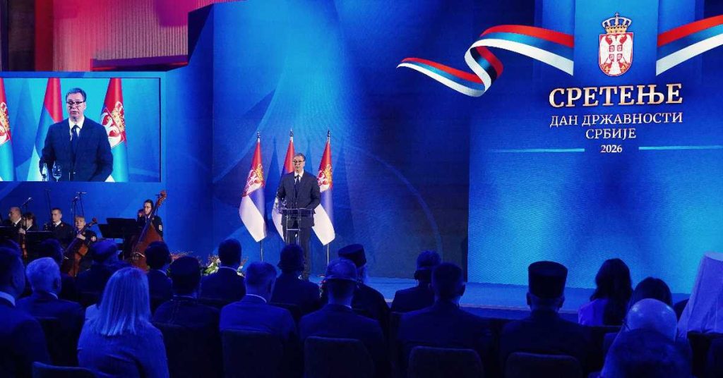 Vučić odlikovao Sretenjskim ordenom porodilište u Pasjanu i Arhiv KiM Vučić odlikovao Sretenjskim ordenom porodilište u Pasjanu i Arhiv KiM (Foto Tanjug)