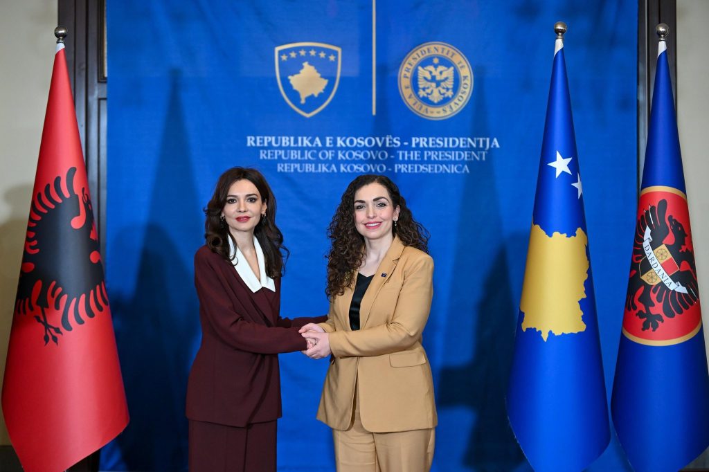 Spiropali sa Osmani: EU Kosovu treba da dodeli status kandidata Spiropali sa Osmani: EU Kosovu treba da dodeli status kandidata (Foto Vjosa Osmani)
