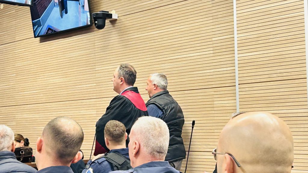 Advokat Miloš Nikolić sa optuženim Nenadom Stojanovićem (Foto Kim)