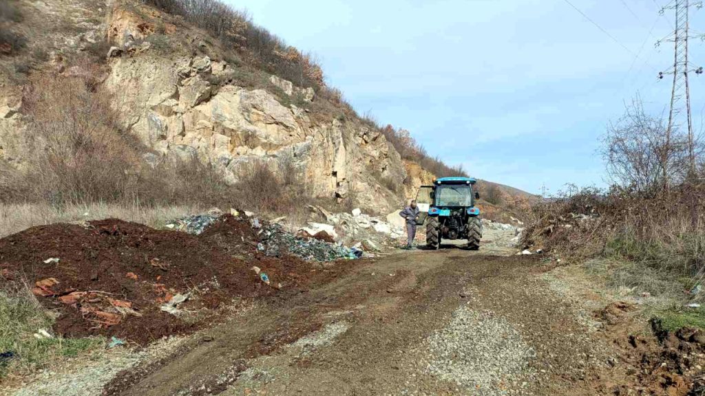 Identifikovana i kažnjena osoba koja je blokirala put ka groblju u Kišnici, uklonjena nasuta zemlja (Foto Opštna Gračanica)