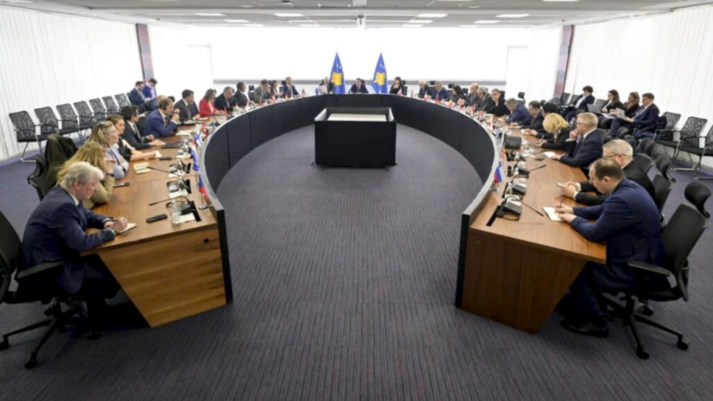 Kurti se sastao sa ambasadorima akreditovanim na Kosovu (Foto kabinet premijera Kosova)