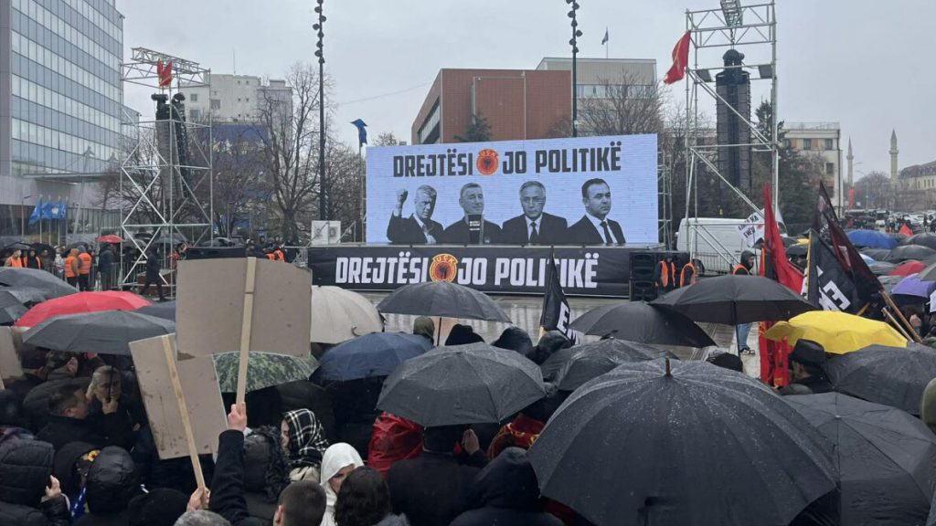 U Prištini marš “Pravda, a ne politika”. Osmani sa Tačijevim sinom Marš "Pravda, a ne politika" u Prištini (Foto Ekonomia online)