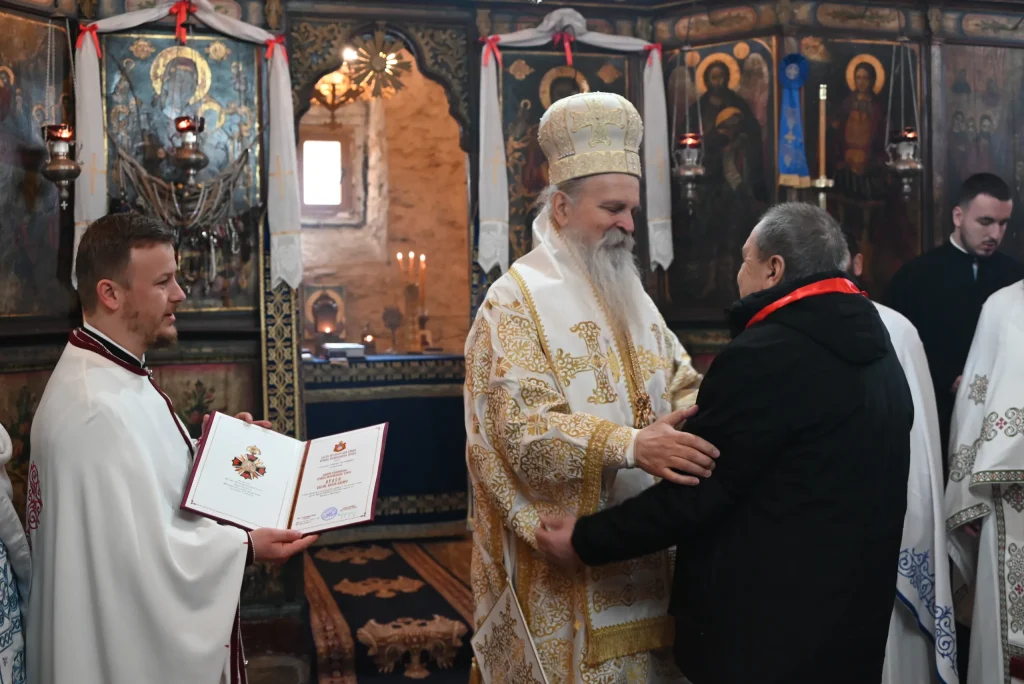Mitropolit Teodosije služio liturgiju u Orahovcu, ordenovao Gavrila Kujundžića
