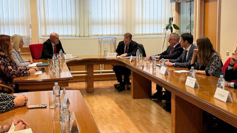 Delegacija OEBS-a u Rektoratu: Razgovor o Zakonu o strancima i kontinuitetu nastave Rektor Arsić sa delegacijom Oebsa (Foto Prištinski univerzitet)