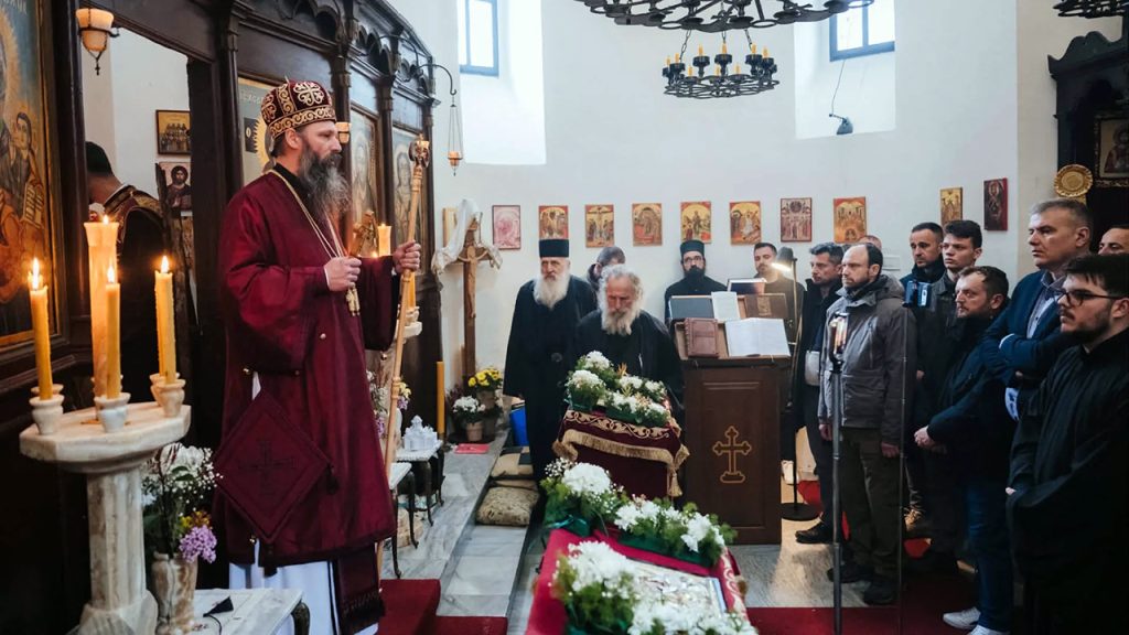 Episkop Ilarion sa đakonima i veroučiteljima iz Beograda u Kosovskom Pomoravlju (Foto manastir Draganac)