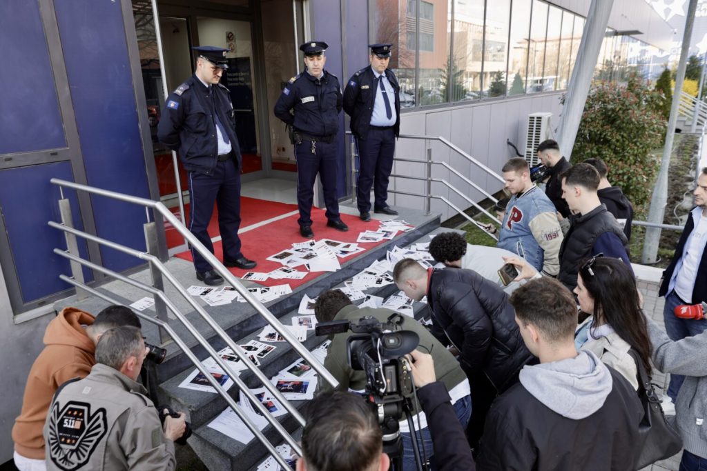 Omladina PDK u akciji ispred Vlade: Dozvola za upotrebu srpskih ličnih karata „kapitulacija pred kriminalnim bandama“ Omladina PDK u akciji ispred Vlade: Dozvola za upotrebu srpskih ličnih karata „kapitulacija pred kriminalnim bandama“ (Foto Ekonomia online)