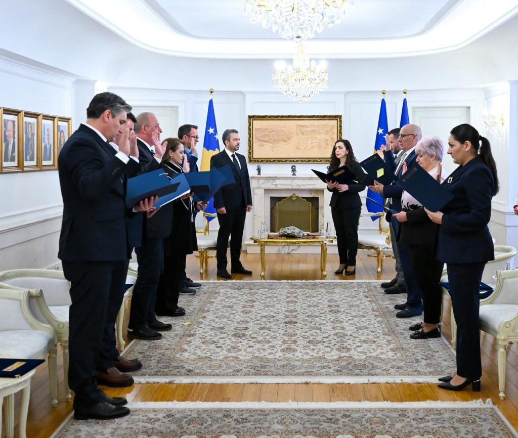 Devet novih članova CIK-a položilo zakletvu Vjosi Osmani (Foto Kabinet kosovske predsednice)
