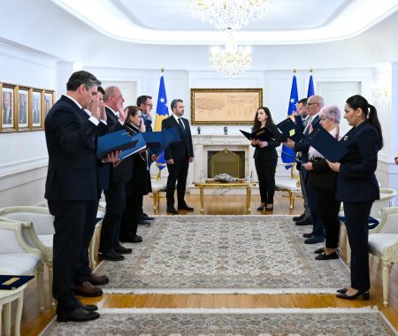 Devet novih članova CIK-a položilo zakletvu Vjosi Osmani (Foto Kabinet kosovske predsednice)