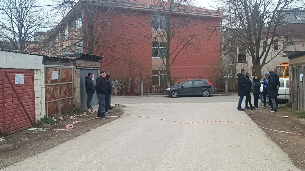 Zakupci garaža u Severnoj Mitrovici dogovorili sastanak sa direktorom „Trepča Jug“, mogući dogovor o plaćanju zakupa? Zakupci garaža u Severnoj Mitrovici dogovorili sastanak sa direktorom „Trepča Jug“, mogući dogovor o plaćanju zakupa? (Foto KoSSev)