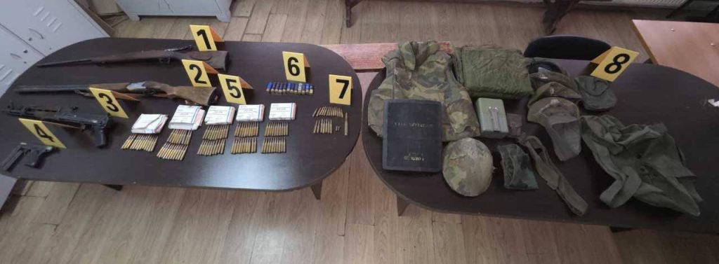 Policija zaplenila oružje i municiju u napuštenoj kući u Jošanici kod Leposavića Policija zaplenila oružje i municiju u napuštenoj kući u Jošanici kod Leposavića (Foto Kosovska policija)