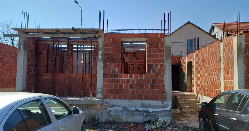 Nelegalna gradnja u Severnoj Mitrovici: Zaustavljena gradnja 19 objekata, deo dokumentacije ostao kod bivšeg direktora inspekcije Nelegalna gradnja u Severnoj Mitrovici: Zaustavljena gradnja 19 objekata, deo dokumentacije ostao kod bivšeg direktora inspekcije (Foto Medija centar Čaglavica)