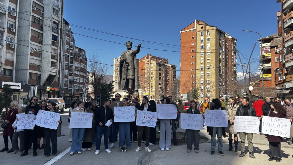 Sa protesta u Severnoj Mitrovici pitanje nadležnima – „Zašto ćutite?“ Protest studenata i profesora PU u Severnoj Mitrovici (Foto Kim)