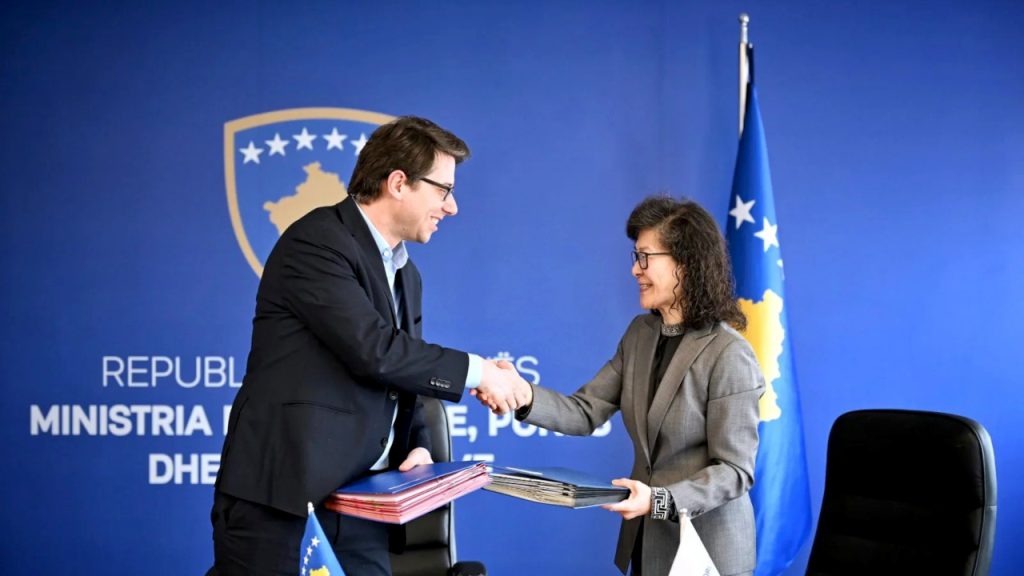 Kosovo i Svetska banka potpisali sporazume vredne 96 miliona evra za jačanje finansija i trgovine Kosovo i Svetska banka potpisali sporazume vredne 96 miliona evra za jačanje finansija i trgovine (Foto Ministarstvo finansija Kosova)