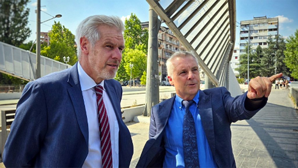 Rajfenštul poziva na potpuno sprovođenje sporazuma iz Brisela i Ohrida Mihael Rajfenštul i Jern Rode na mostu u Mitrovici u avgustu 2025. (Foto Instagram@germanyinkosovo)