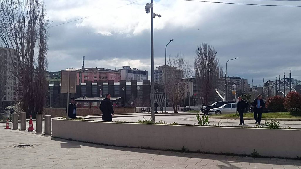 Na dan početka bombardovanja Kurti u Mikronaselju u Severnoj Mitrovici, ilustracija (Foto KoSSev)