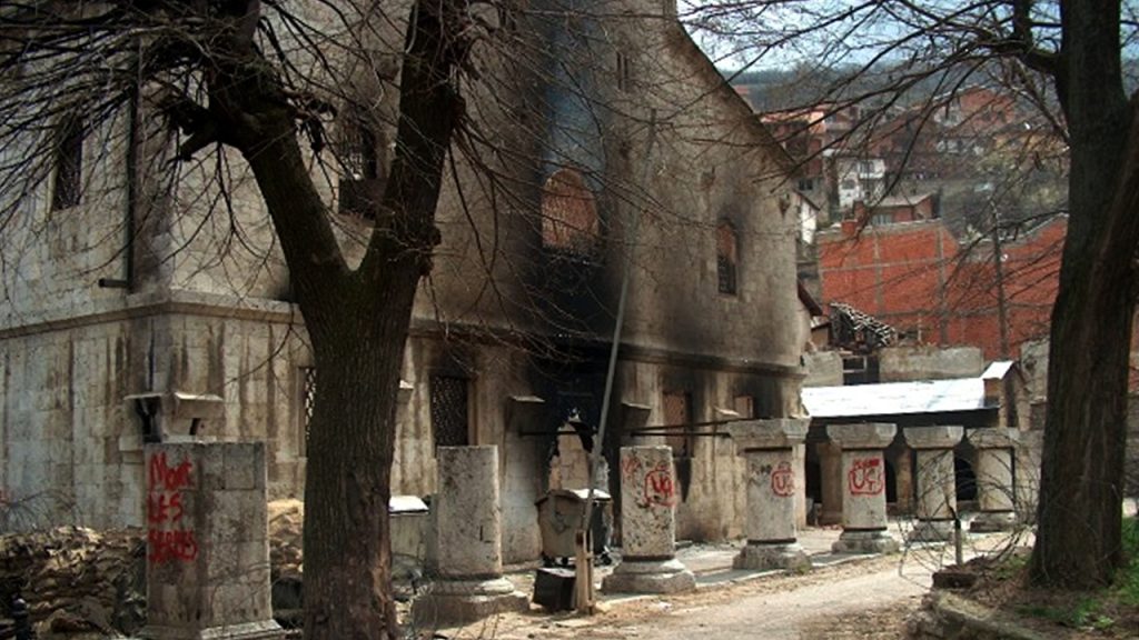 OCD apeluju na uvažavanje utvrđenih činjenica u vezi sa martovskim nasiljem 2004, ilustracija Prizren spaljena crkva Svetog Đorđa (Foto arhiva Kim)