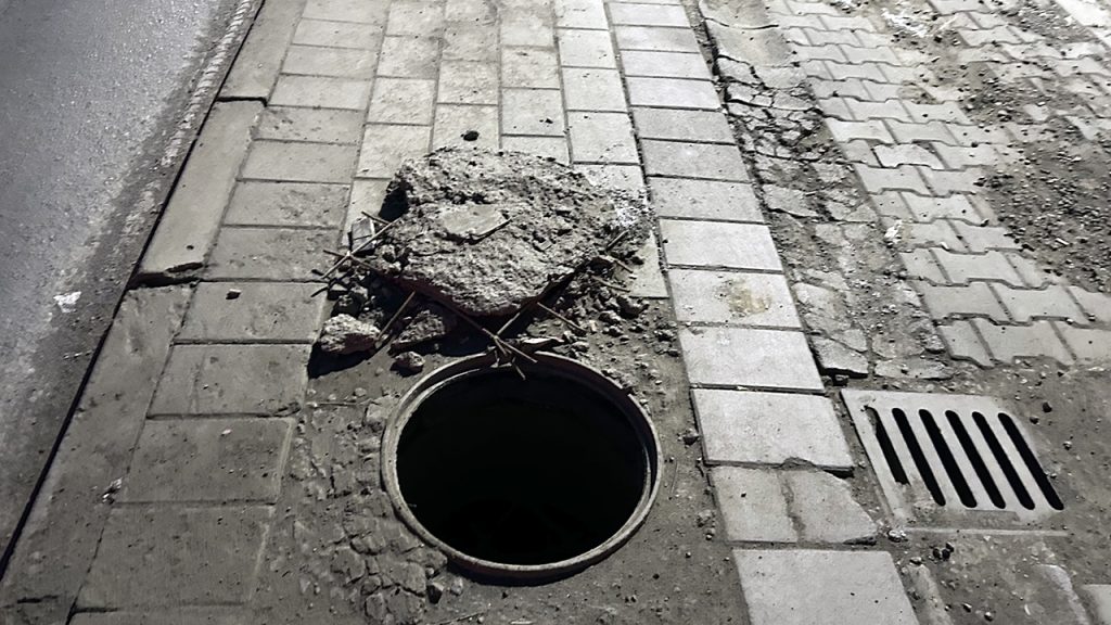 Otvorene šahte i rupe na trotoarima u opštini Gračanica Otvorena šahta u Gračanici (Foto Kim)