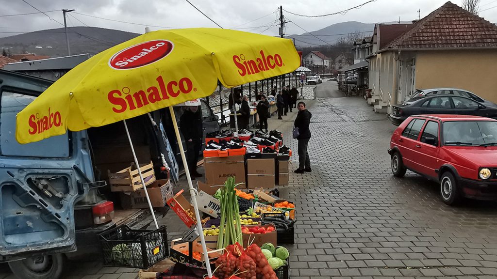 Pijaca u Gračanici - cene veće, robe mnogo, ali kupaca malo (Foto Kim)