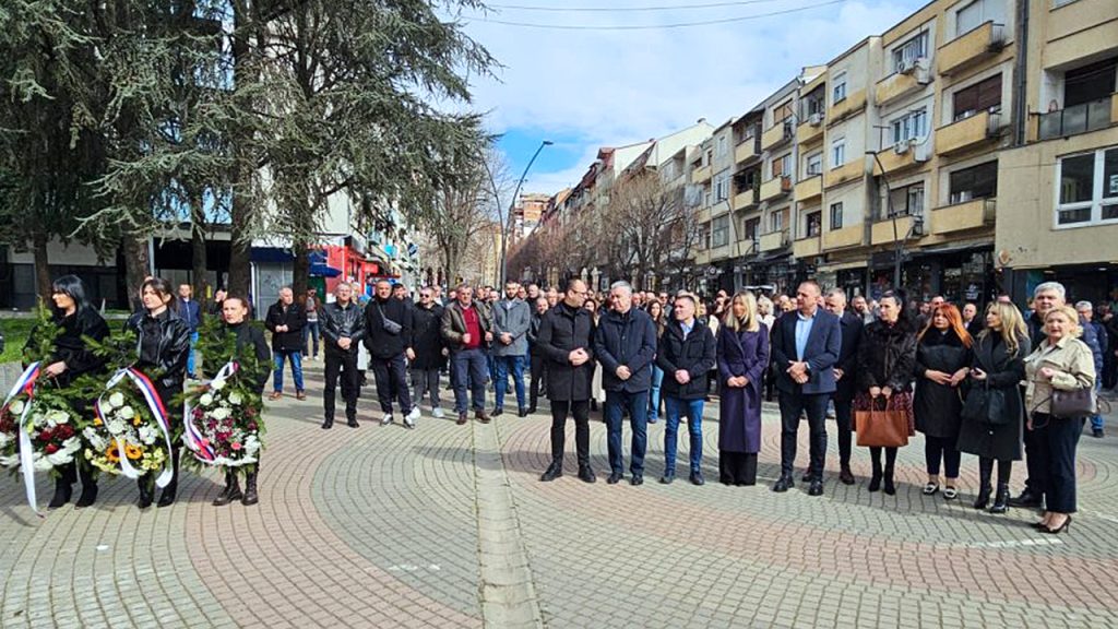 Sećanje na stradale u NATO agresiji - komemoracija na Trgu braće Milić u Severnoj Mitrovici (Foto Radio Kontakt Plus)