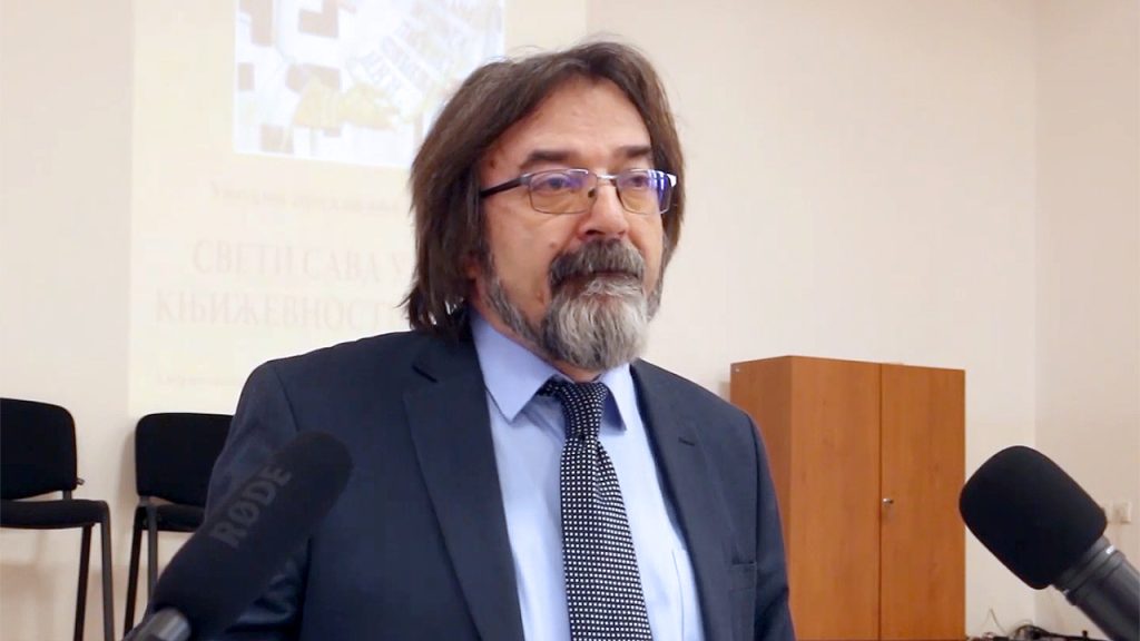 Veče profesora Dragiše Bojovića u Domu kulture „Stari Kolašin“ u Zubinom Potoku (Foto printskrin Jutjub@Televizija Hram)