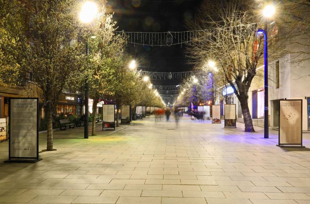 Izložba o zločinima 1999. godine u centru Prištine uklonjena nakon oštre reakcije gradonačelnika
