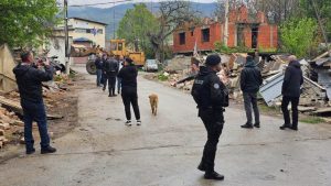 Rušenje garaža u Severnoj Mitrovici (Foto Kontakt plus)