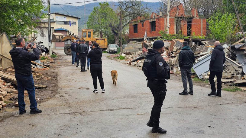 Radojević: Centralne vlasti i Kosovska policija preuzimaju ingerencije opštine Rušenje garaža u Severnoj Mitrovici (Foto Kontakt plus)
