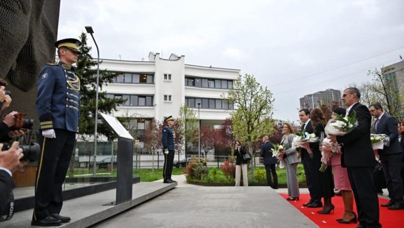 Predstavnici kosovskih institucija odali počast žrtvama seksualnog nasilja tokom rata (Foto Kabinet premijera Kosova)