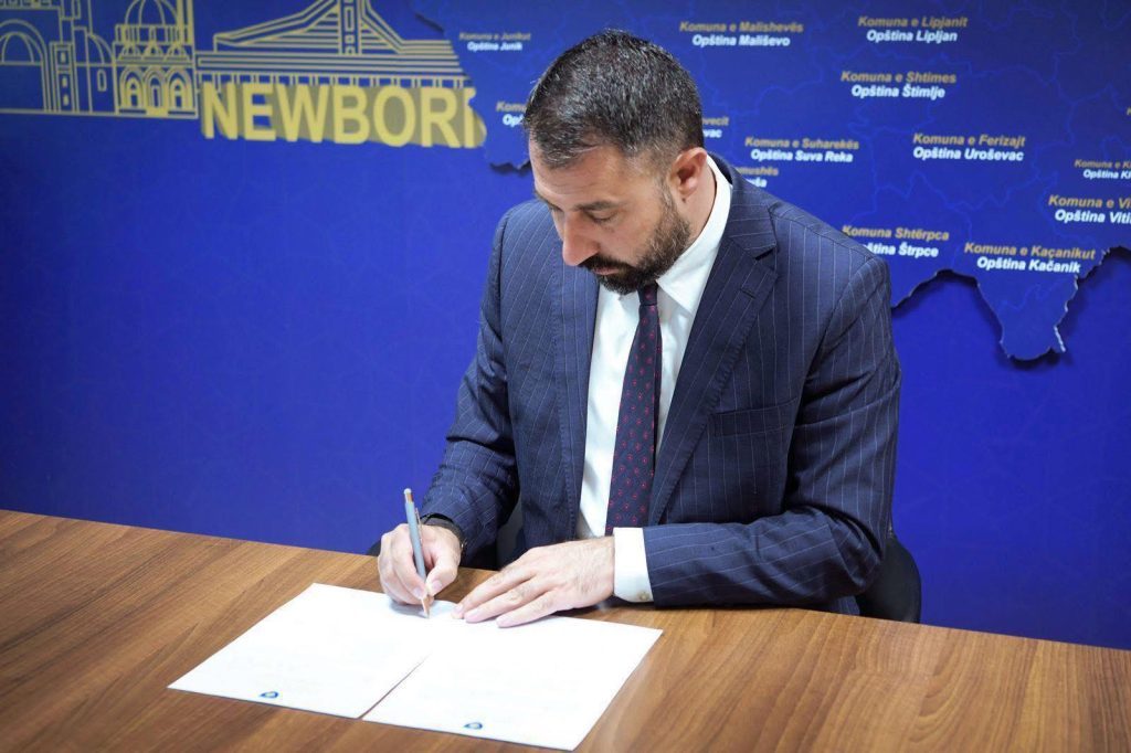 Krasnići potpisao uputstvo za Odbor Mitrovice o saradnji severnog i južnog dela Krasnići potpisao uputstvo za Odbor Mitrovice o saradnji severnog i južnog dela (Foto Eljbert Krasnići)