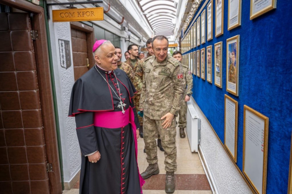 Uoči katoličkog Uskrsa: Ulutaš sa nadbiskupom Sabom o bezbednosti i ulozi verskog dijaloga (Foto KFOR)
