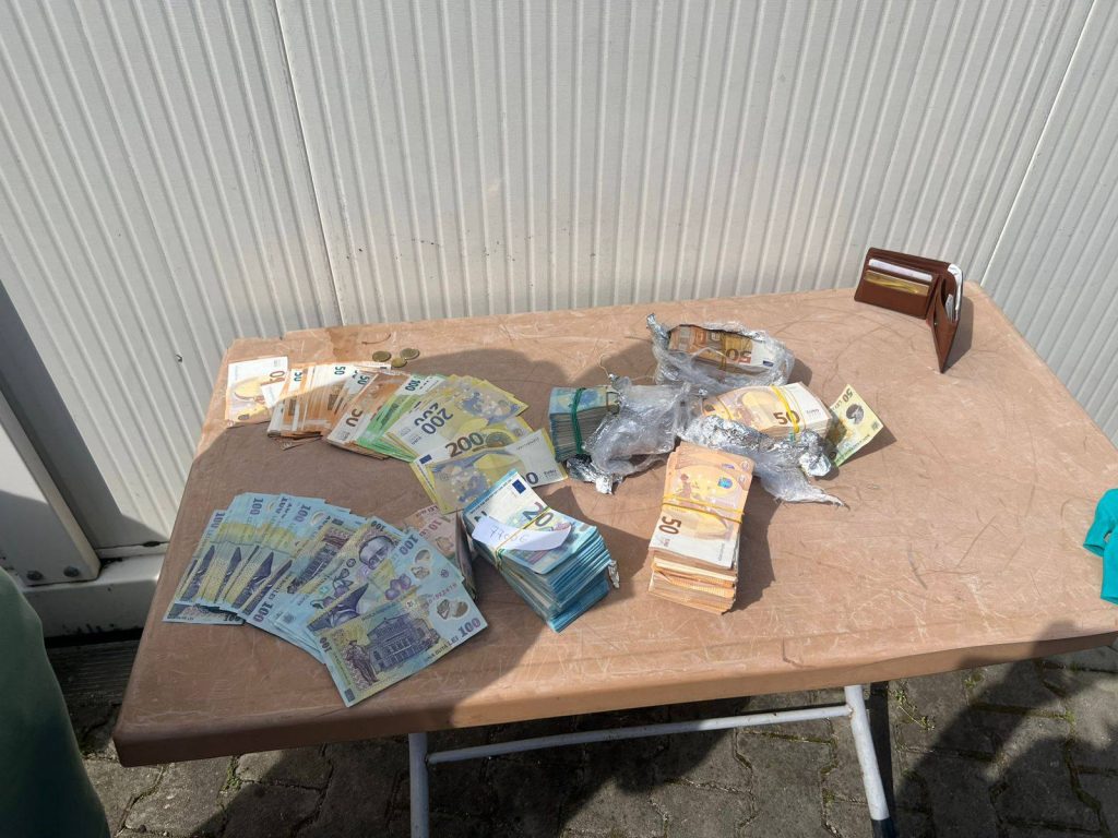 Zaplenjeno više od 122.000 evra na prelazu Bela Zemlja Zaplenjeno više od 122.000 evra na prelazu Bela Zemlja (Foto Kosovska policija)