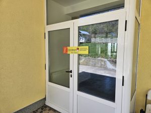 Zatvorene ambulante u selima Banje i Suvo Grlo – Sa OŠ „Milun Jakšić“ uklonjena tabla (Foto Meštanin sela Banje)