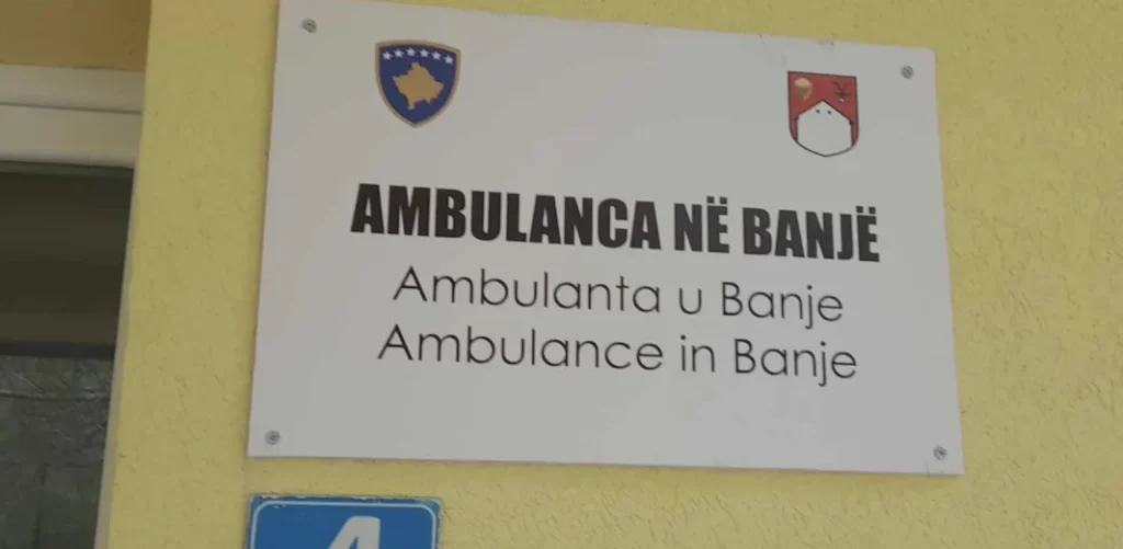 Nova tabla sa kosovskim obeležjima postavljena na zatvorenoj ambulanti u selu Banje Table 'zatvorile' ambulante: Srbica na Kosovu integriše zdravstvo plaćeno iz Srbije (Foto Radio Goraždevac)