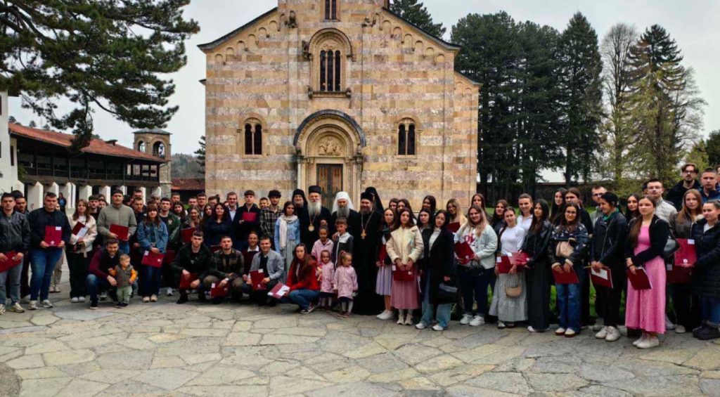 Patrijarh Porfirije u Visokim Dečanima uručio stipendije mladima sa Kosova Patrijarh Porfirije u Visokim Dečanima uručio stipendije mladima sa Kosova (Foto Srpska Pravoslavna Crkva)